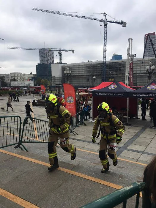 Czterech łęczyńskich strażaków zaliczyło Bieg po schodach w Pałacu Kultury i Nauki