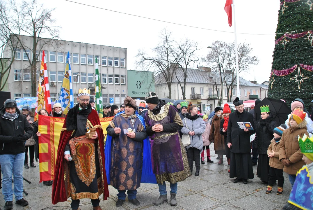 Opole Lubelskie: Kacper, Melchior i Baltazar złożyli pokłon narodzonemu Dzieciątku Jezus (ZDJĘCIA) - Zdjęcie główne