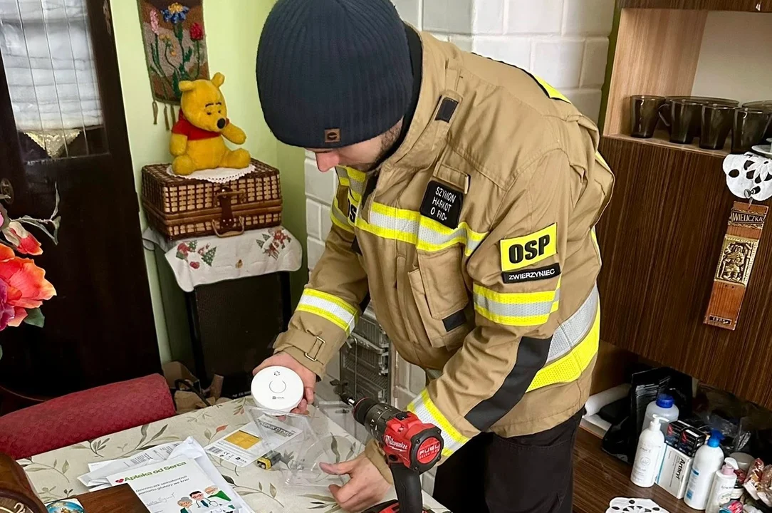 Strażacy wkraczają do domów w Zwierzyńcu! Co się stało? - Zdjęcie główne