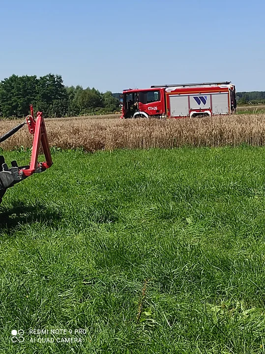 Pożar prasy belującej oraz zboża w Krzówce. Interweniowali strażacy