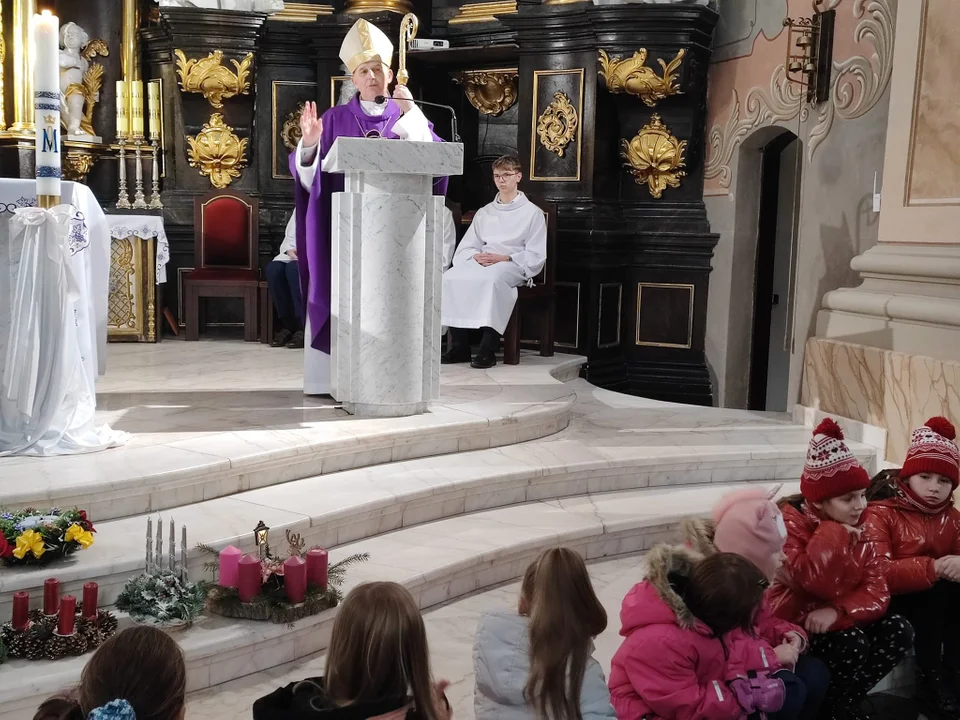 Dzieci z rodzicami modliły się podczas mszy św. z udziałem Bpa Grzegorza Suchodolskiego. Błogosławieństwo przez nałożenie rąk