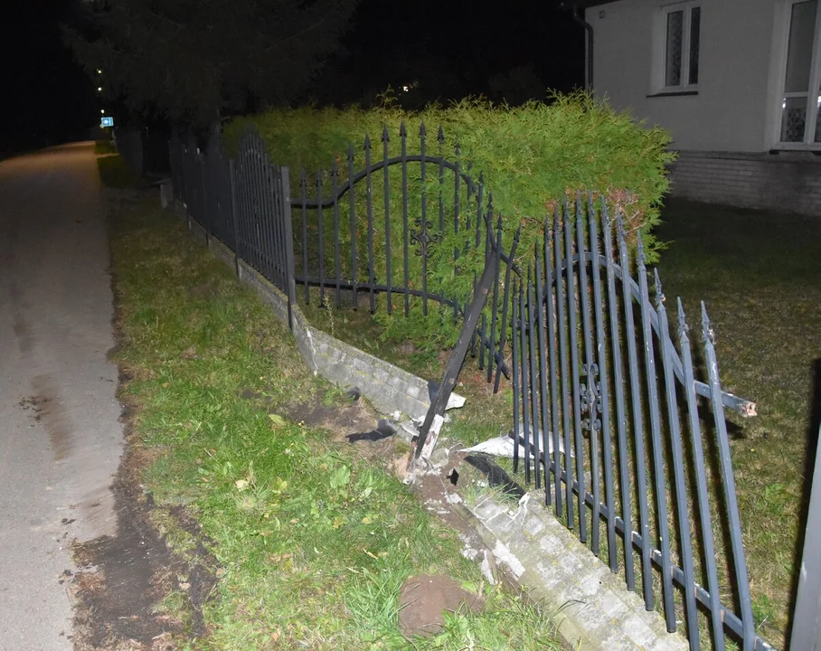 Pow. radzyński: Pijana wjechała w ogrodzenie, porzuciła auto i wróciła do domu. Zbudziła ją policja