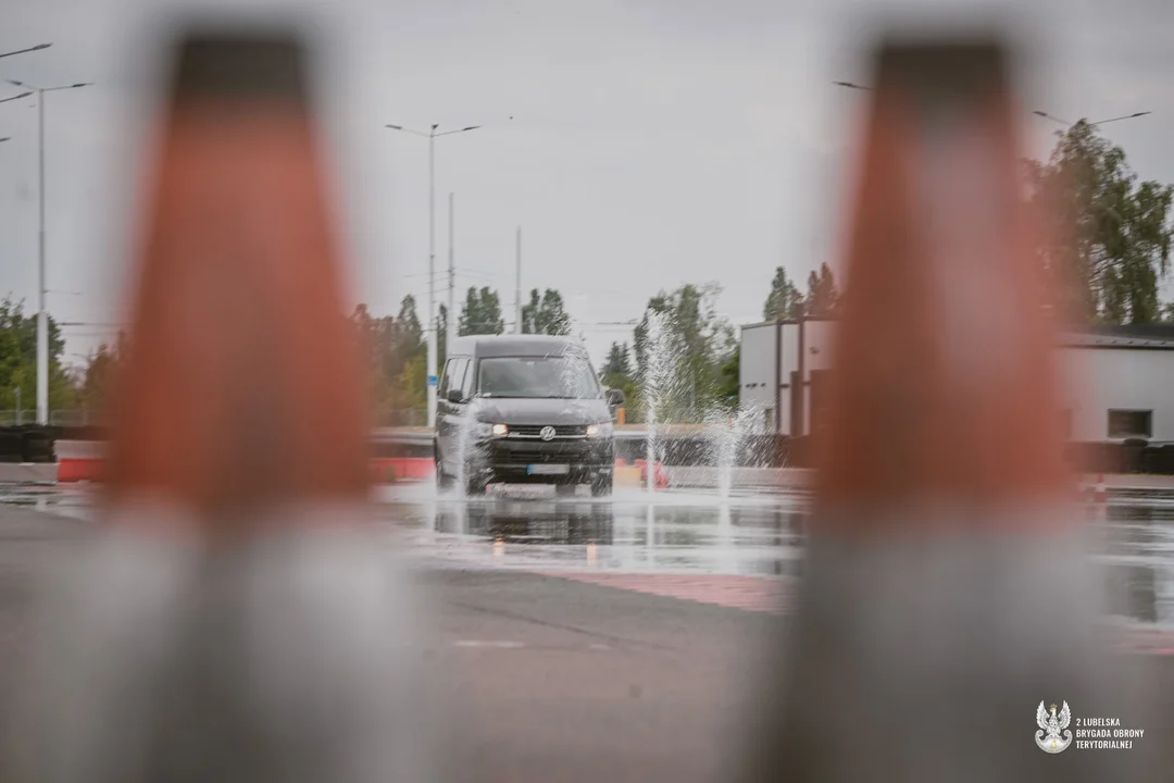 Lubelscy terytorialsi w kontrolowanym poślizgu. Specjalne szkolenie dla kierowców