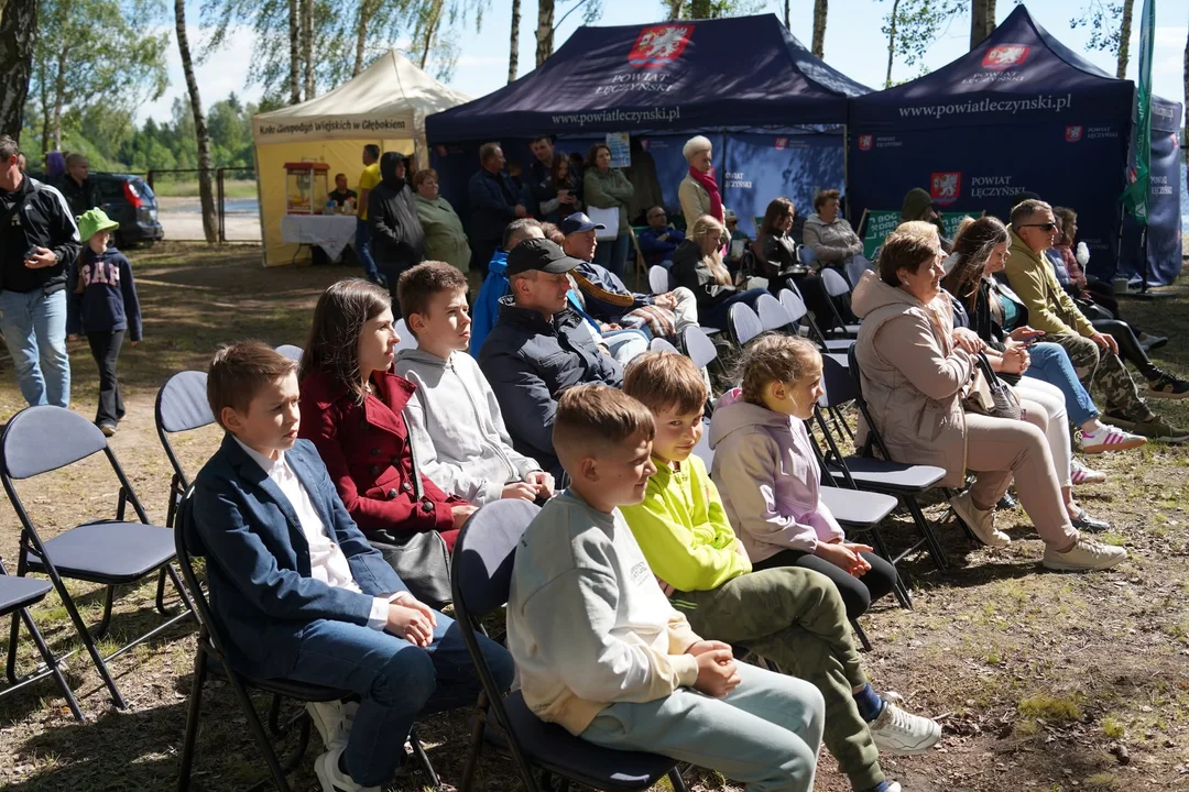 Udany piknik nad jeziorem Piaseczno. Za nami „Bezpieczne Wakacje” z Powiatem Łęczyńskim! (Galeria) - Zdjęcie główne