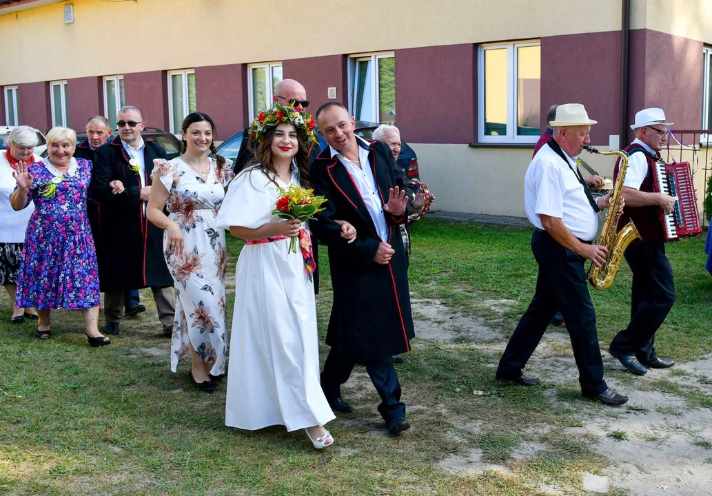 GMINA ŁUKÓW Mieszkańcy Gręzówki jako aktorzy na weselu. Biesiadowali szósty raz - Zdjęcie główne