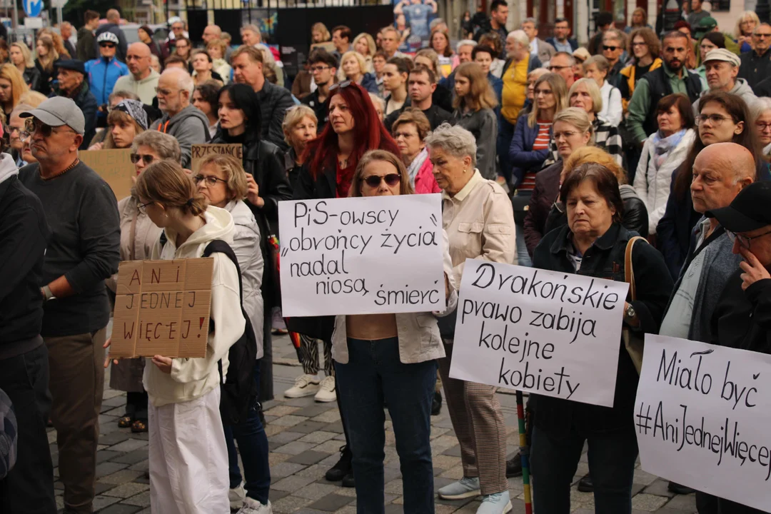 "Ani jednej więcej". Protest w Lublinie po śmierci ciężarnej Doroty