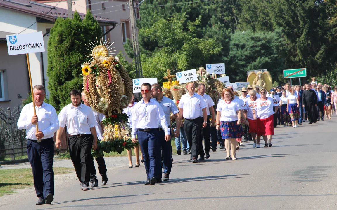 Korowód dożynkowy przeszedł przez Serniki. Siedem sołectw niosło wieńce (zdjęcia) - Zdjęcie główne