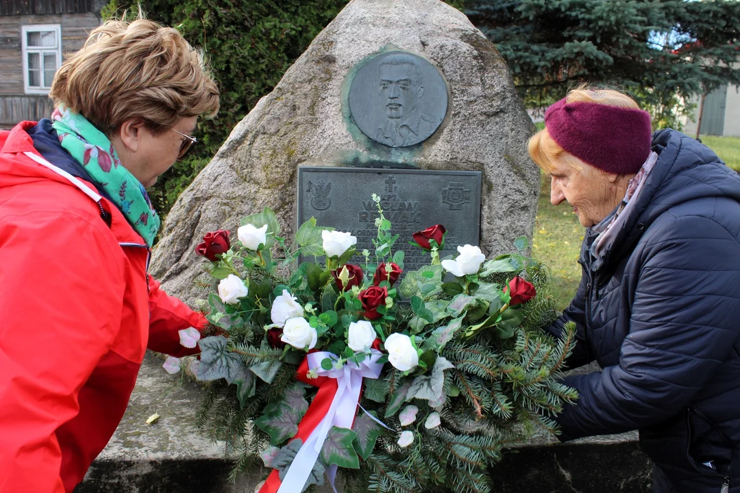 Seniorzy ze Stoczka Łukowskiego złożyli własnoręczną wiązankę pod pomnikiem kapitana "Ostoi" - Zdjęcie główne