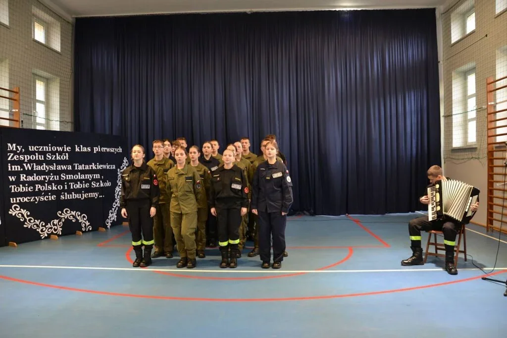 Ślubowanie uczniów klas pierwszych w Radoryżu Smolanym