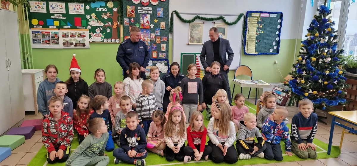 Łaziska: Policjanci z przedświąteczną wizytą w szkole - Zdjęcie główne
