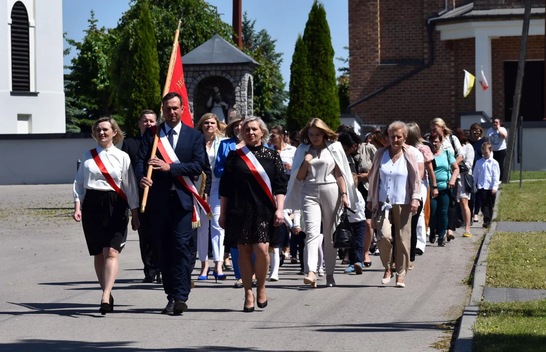 W Dołdze uczniowie zaprezentowali swoje talenty z okazji Dnia Patrona (ZDJĘCIA) - Zdjęcie główne