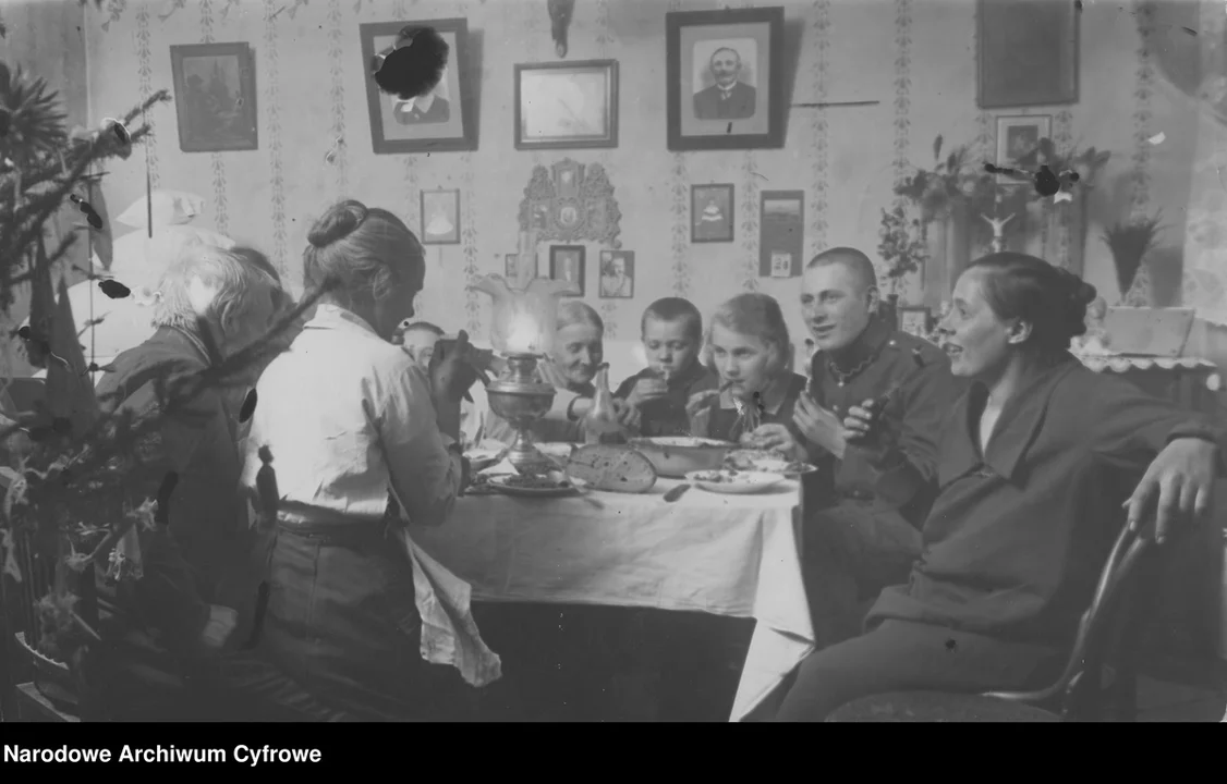 Dawne tradycje towarzyszące Wigilii Bożego Narodzenia. Na pamiątkę betlejemskiego żłóbka izbę i stół przystrajano zbożem