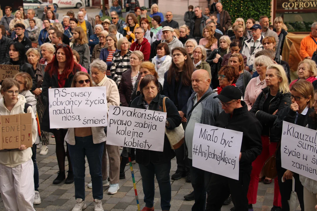 "Ani jednej więcej". Protest w Lublinie po śmierci ciężarnej Doroty