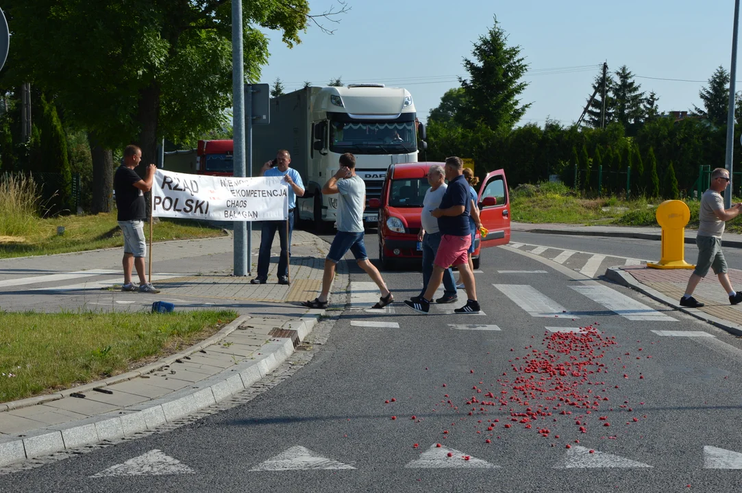 Poniedziałkowa akcja protestacyjna producentów malin w Opolu Lubelskim