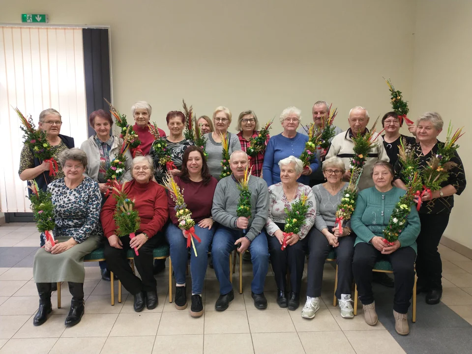 Seniorzy własnoręcznie zrobili wielkanocne palmy (zdjęcia) Owocna praca na zajęciach w Klimkach - Zdjęcie główne