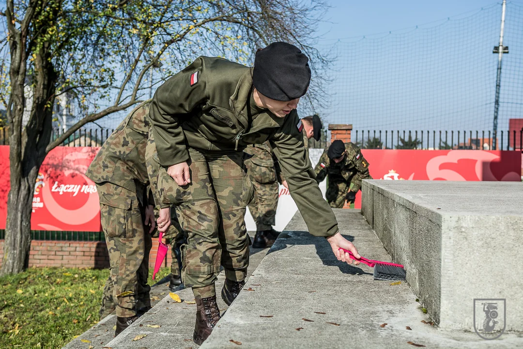 Żołnierze 1. Warszawskiej Brygady Pancernej uprzątnęli groby poległych bohaterów