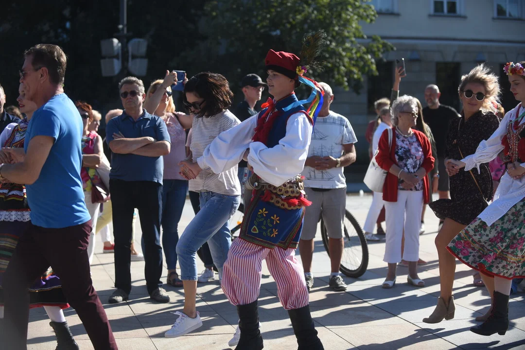 Kaniorowcy zatańczyli z mieszkańcami Lublina. Tańce ludowe na placu Litewskim [ZDJĘCIA]