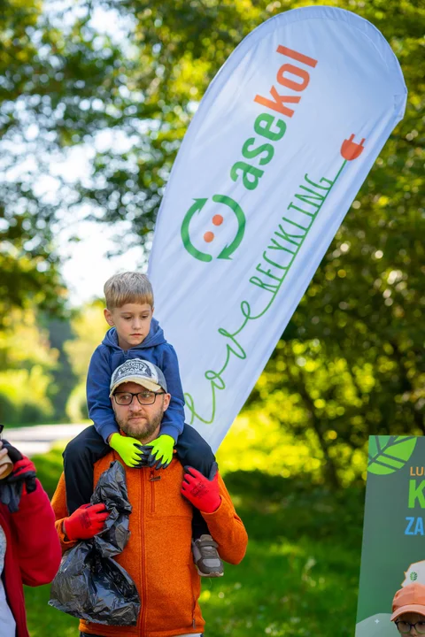 Lublin: Posprzątali w zamian za książki. Ponad 40 osób wzięło udział w akcji "Książka za worek śmieci"