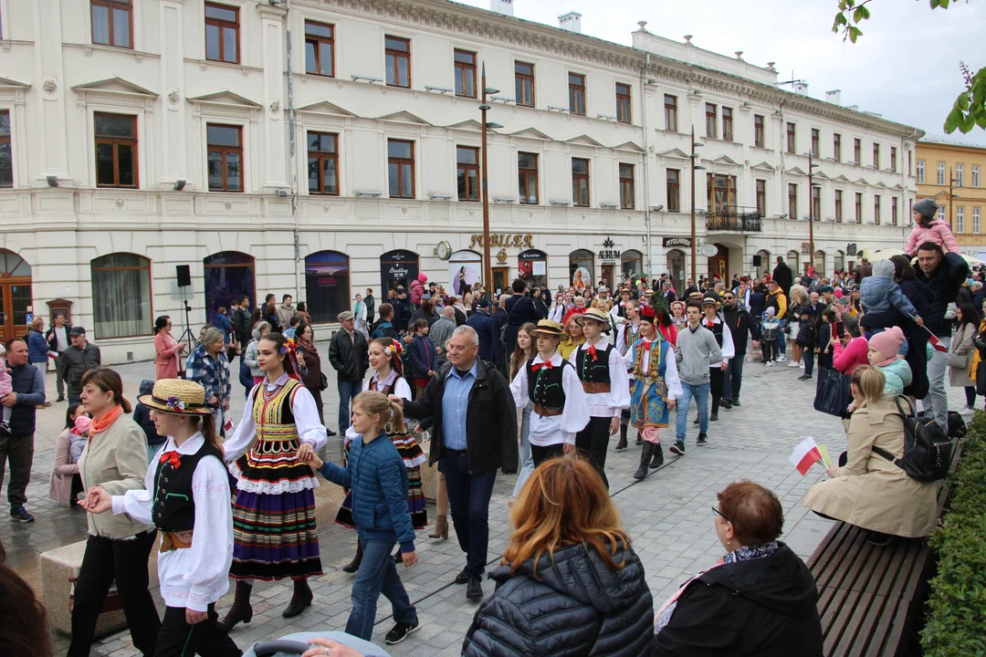 Obchody 3 maja w Lublinie. Mieszkańcy zatańczyli wspólnie Poloneza