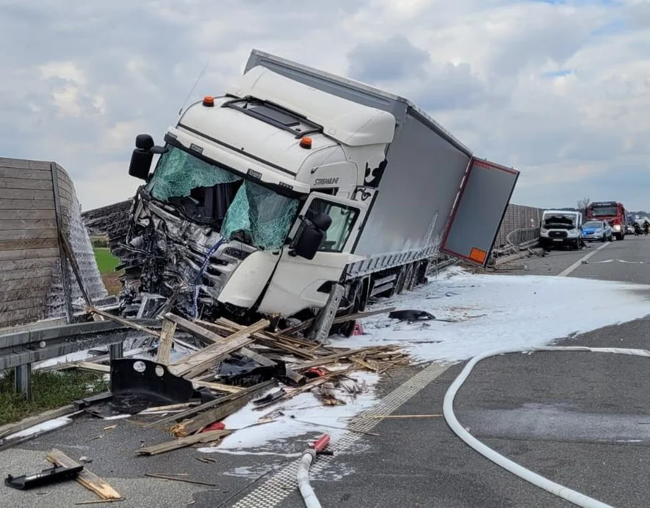 Powiat puławski: Scania uderzyła w busa, a potem w bariery. Policjanci: kierowca ciężarówki nie zachował ostrożności [ZDJĘCIA] - Zdjęcie główne