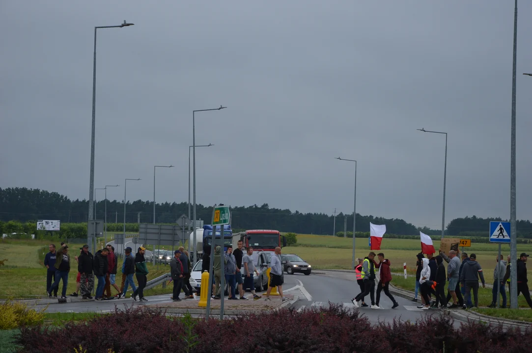 Protest producentów malin w Opolu Lubelskim. Dzień drugi