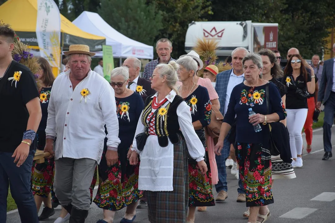 Dożynki Powiatowe w Drelowie 2023. Korowód i prezentacja wieńców