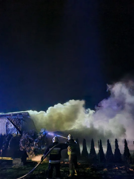 Ogromny pożar w Serokomli. Ogień pojawił się w garażu z drzewem