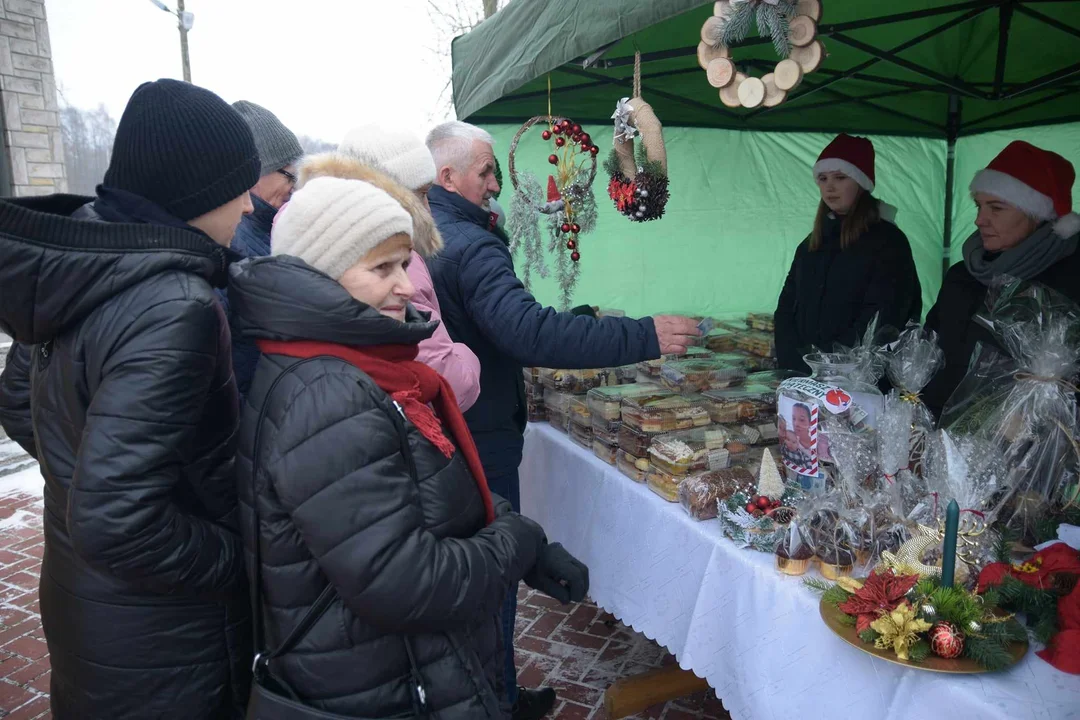 Koło Gospodyń Wiejskich w Zimnej Wodzie zaprosiło na kiermasz świąteczny na pomoc Marcie Ochnik