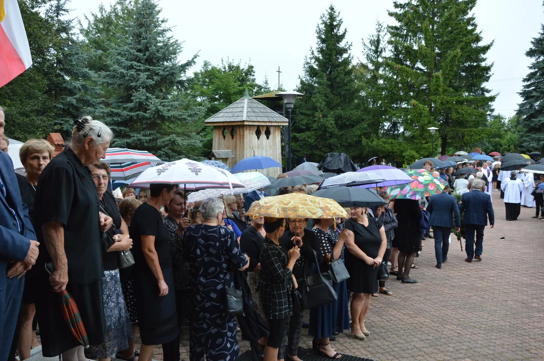 Uroczystość pogrzebowa proboszcza parafii w Ratoszynie ks. Józefa Rychtera