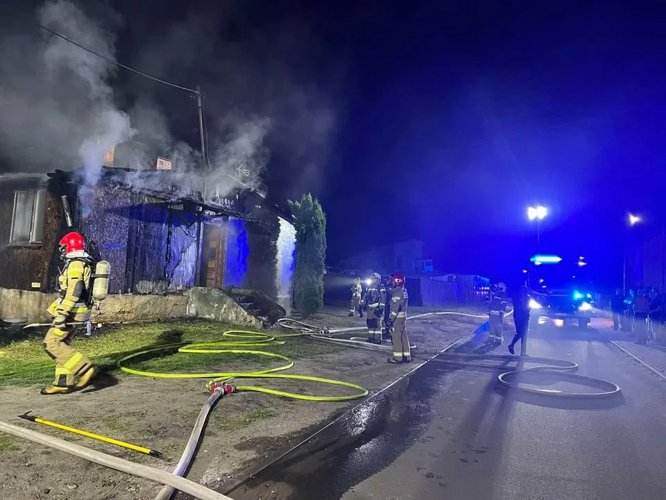 Pożar domu wielorodzinnego w Trąbkach - Zdjęcie główne