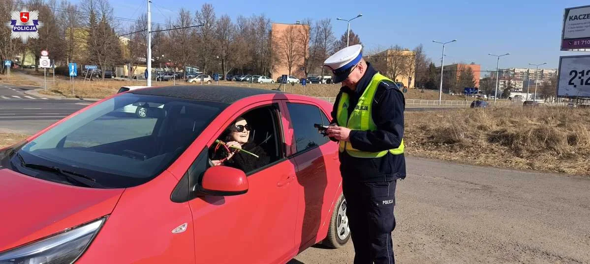 Lublin: Niespodzianka policjantów z okazji Dnia Kobiet. Dla każdej zatrzymanej do kontroli kierującej