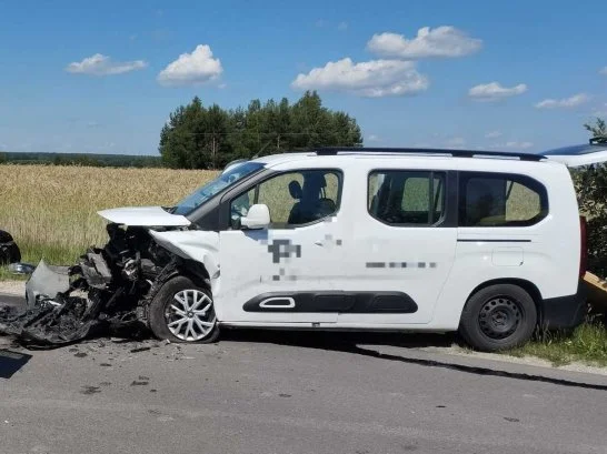 Powiat lubartowski: Wypadek w Sernikach. Honda czołowo zderzyła się z Citroenem