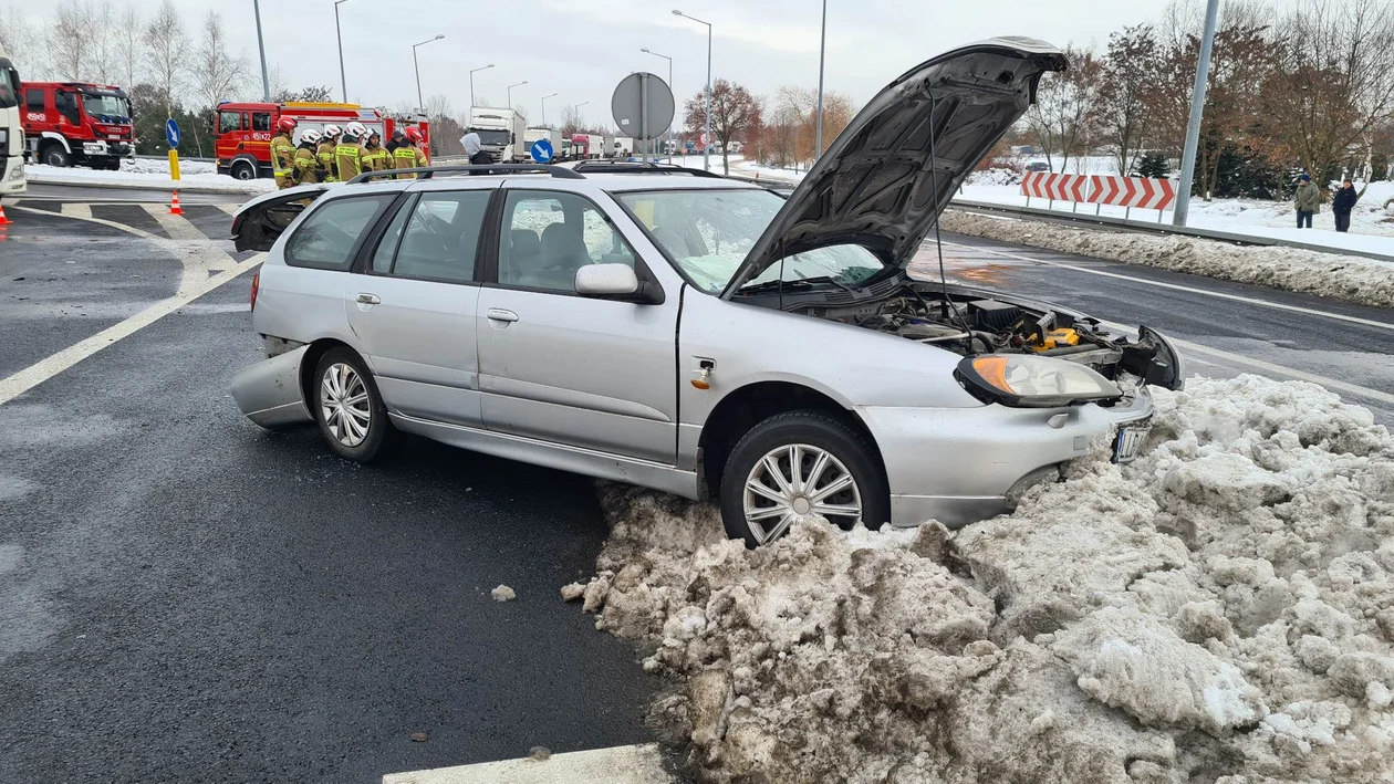 Trzy osobówki zderzyły się na obwodnicy Lubartowa. Są ranni - Zdjęcie główne