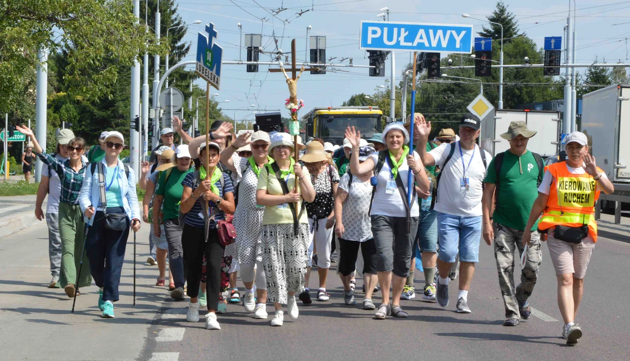 Idą pątnicy z powiatu puławskiego. 48. Lubelska Piesza Pielgrzymka na Jasną Górę [ZDJĘCIA] - Zdjęcie główne