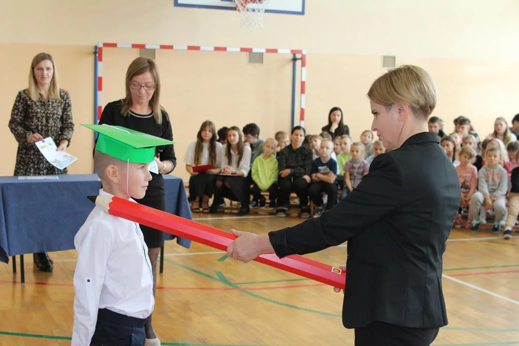 Pierwszaki z Aleksandrowa dołączyły do szkolnej rodziny! (ZDJĘCIA) Całe dumne ślubowały przed kolegami, nauczycielami i rodzicami! - Zdjęcie główne