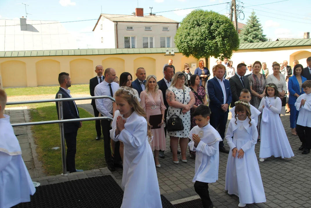 Uczniowie z klas III A i III C z SP nr 2 w Opolu Lubelskim przystąpili do I Komunii Świętej 3 czerwca o godz. 10