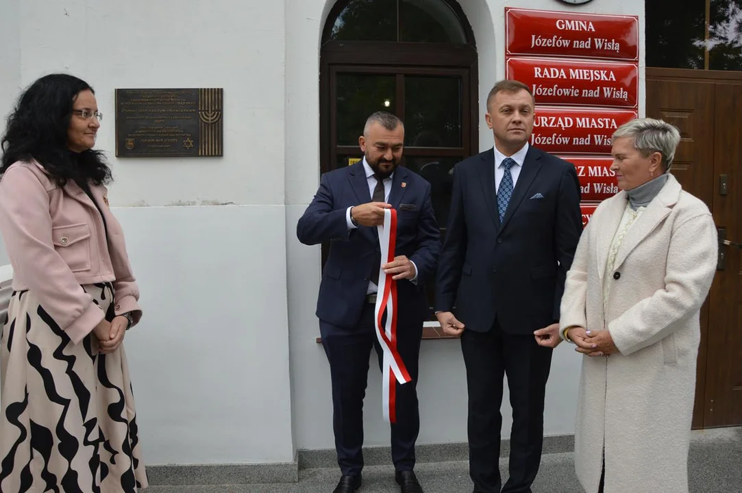 Odsłonięcie tablicy pamiątkowej poświęconej Żydom z Józefowa nad Wisłą zamordowanym podczas akcji "Reinhard"