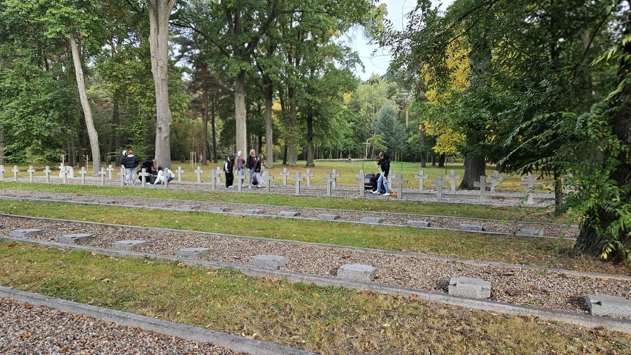 Uczniowie ZS 2 opiekują się Cmentarzem Wojskowym przy ul. Strzelniczej