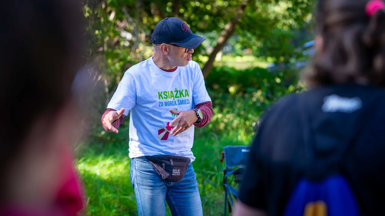 Lublin: Posprzątali w zamian za książki. Ponad 40 osób wzięło udział w akcji "Książka za worek śmieci"