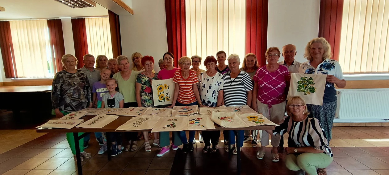 Seniorzy z Ryżek malowali bawełniane torby. Szablony i farby poszły w ruch! - Zdjęcie główne