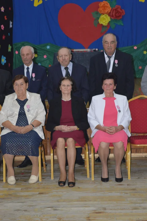 GMINA TRZEBIESZÓW Złoci Jubilaci idą razem przez życie od 50 lat. Uroczystość wręczenia medali od prezydenta RP.