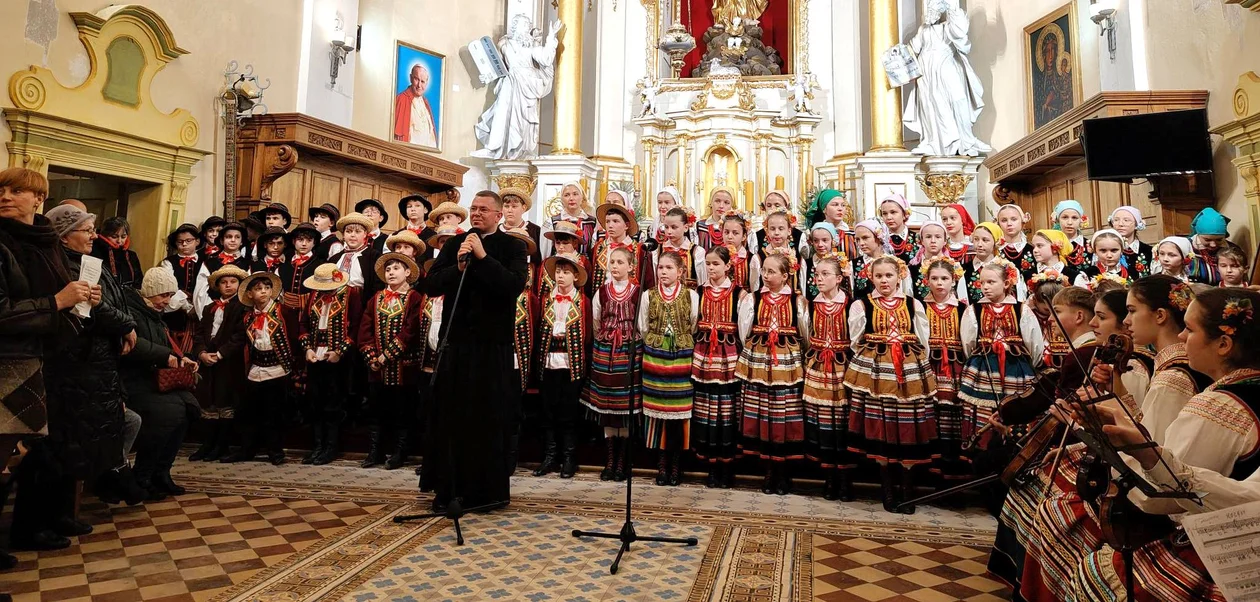 "Łukowiacy" zaśpiewali kolędy w kościołach - Zdjęcie główne
