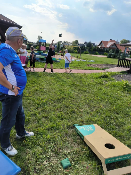 Seniorzy z gminy Stoczek Łukowski rywalizowali dojąc krowę