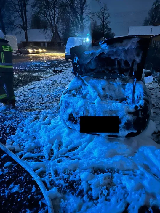 Pożar samochodu w gminie Wola Mysłowska. Zapalił się silnik w Audi - Zdjęcie główne