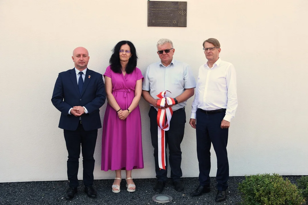 Upamiętnienie ofiar Akcji Reinhardt. Tablica zawisła na budynku biblioteki w Adamowie - Zdjęcie główne