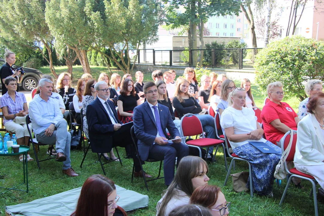 Narodowe Czytanie w Lubartowie. W zieleni przy bibliotece czytali "Nad Niemnem" (zdjęcia) - Zdjęcie główne