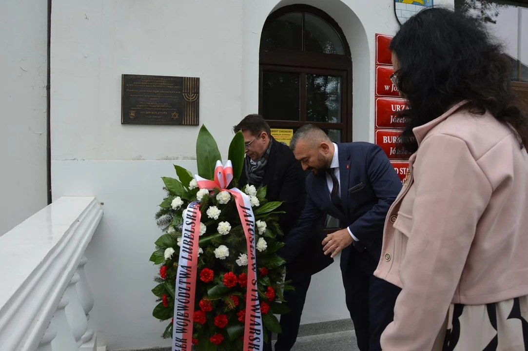 Odsłonięcie tablicy pamiątkowej poświęconej Żydom z Józefowa nad Wisłą zamordowanym podczas akcji "Reinhard"