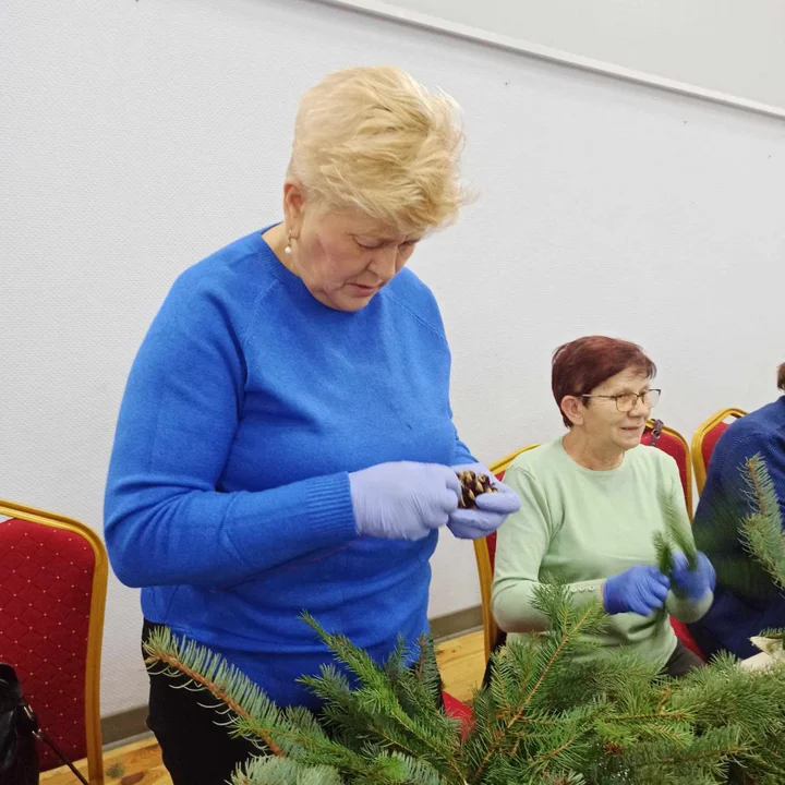 Seniorzy z gminy Trzebieszów zrobili świąteczne stroiki