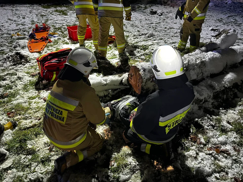 Pod osłoną nocy OSP Krzywda testuje umiejętności. Symulacje pożaru i pomocy poszkodowanemu