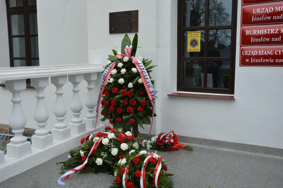 Odsłonięcie tablicy pamiątkowej poświęconej Żydom z Józefowa nad Wisłą zamordowanym podczas akcji "Reinhard"